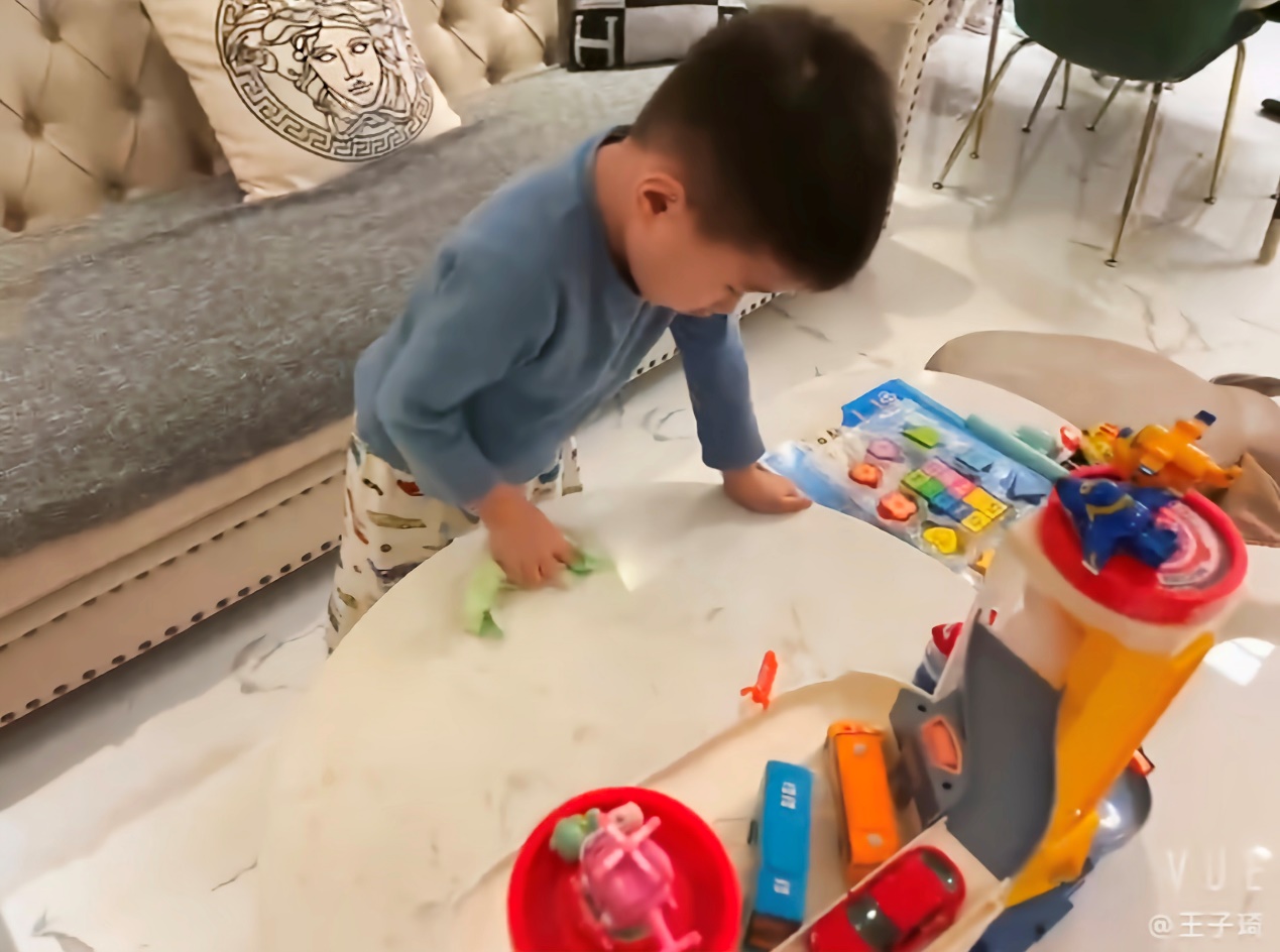 图片包含 室内, 小孩, 桌子, 男孩描述已自动生成
