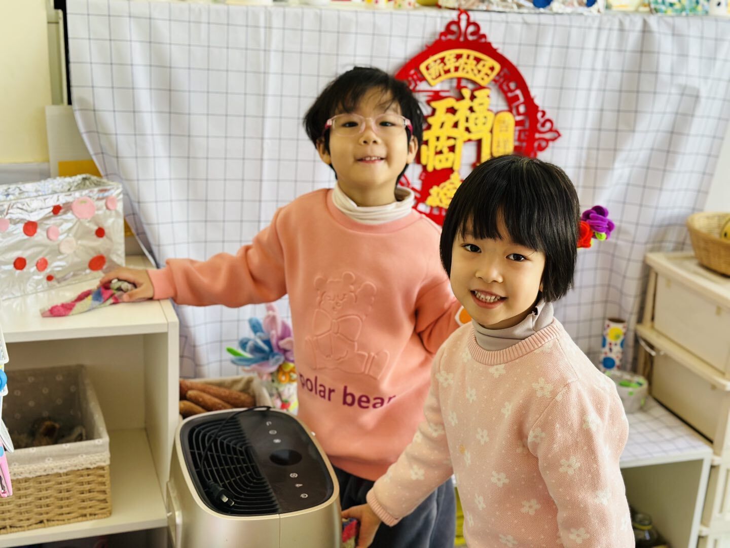 小孩们在厨房里低可信度描述已自动生成