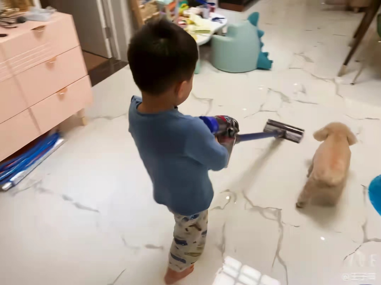 小孩手里拿着玩具枪低可信度描述已自动生成