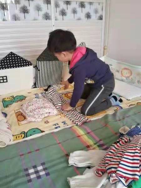 图片包含 游戏机, 床, 小孩, 房间描述已自动生成