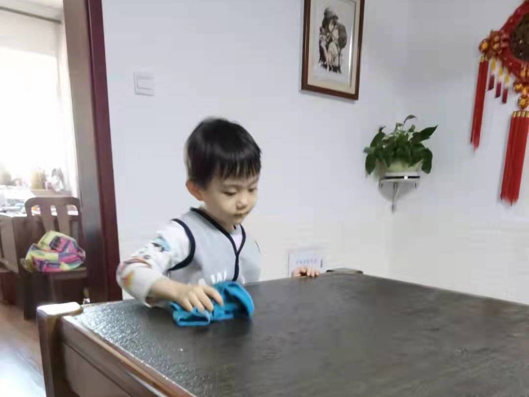图片包含 桌子, 年轻, 小, 男孩描述已自动生成