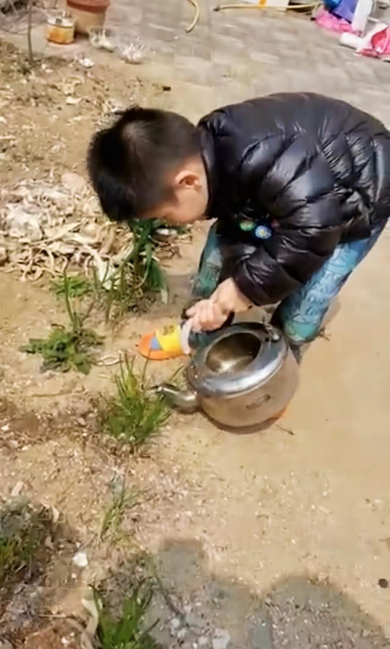 小孩躺在地上低可信度描述已自动生成