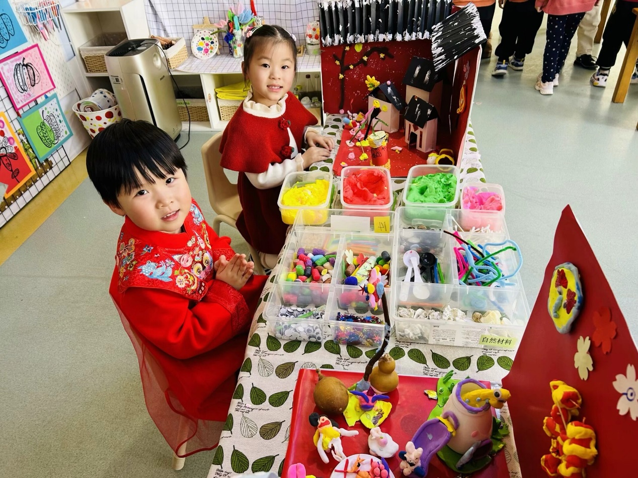 生日蛋糕旁的小孩们低可信度描述已自动生成