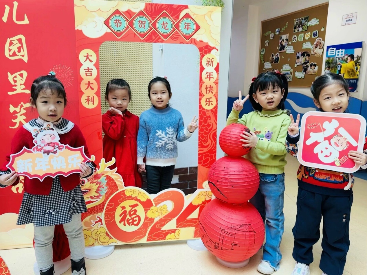 小孩们站在一起中度可信度描述已自动生成