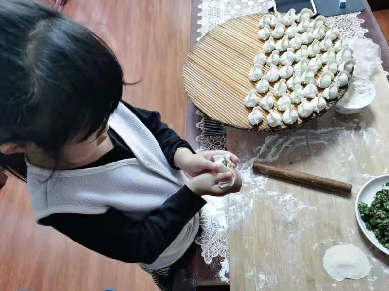 人在切蛋糕中度可信度描述已自动生成