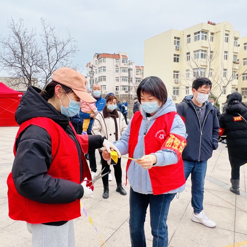 一群男人和女人站在街道上描述已自动生成 一群男人和女人站在街道上描述已自动生成