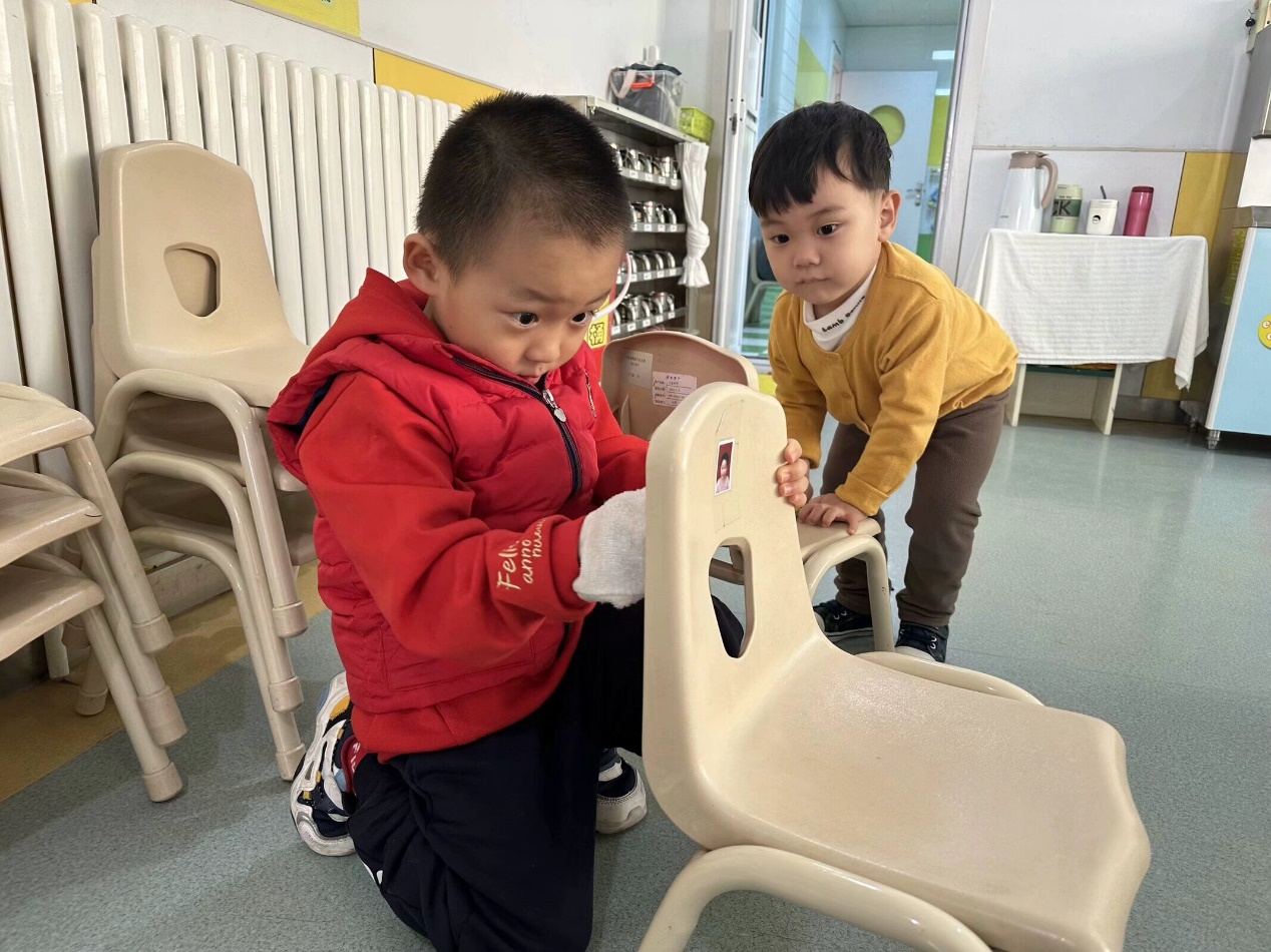 男孩抱着小婴儿低可信度描述已自动生成
