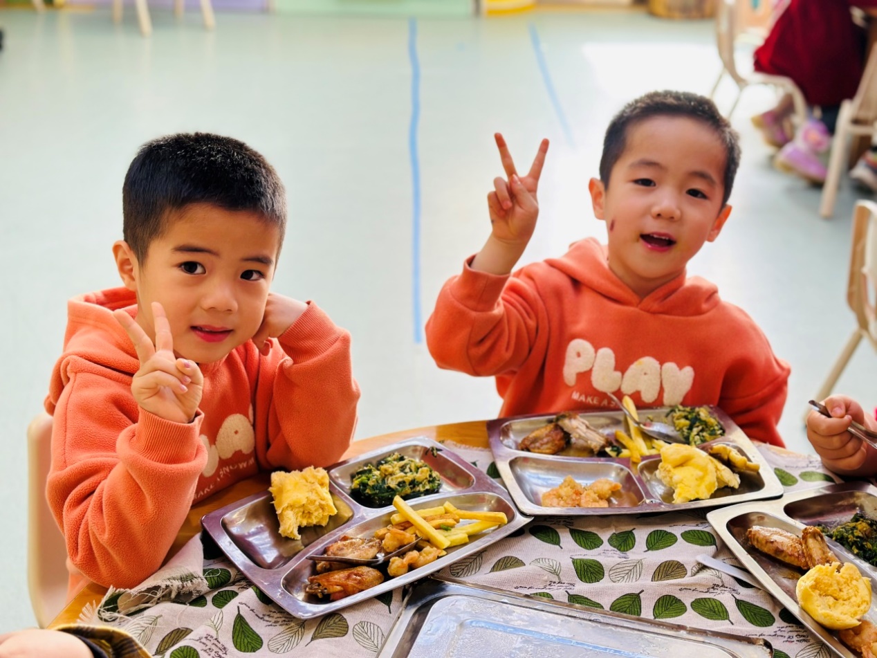 小孩们在吃东西描述已自动生成