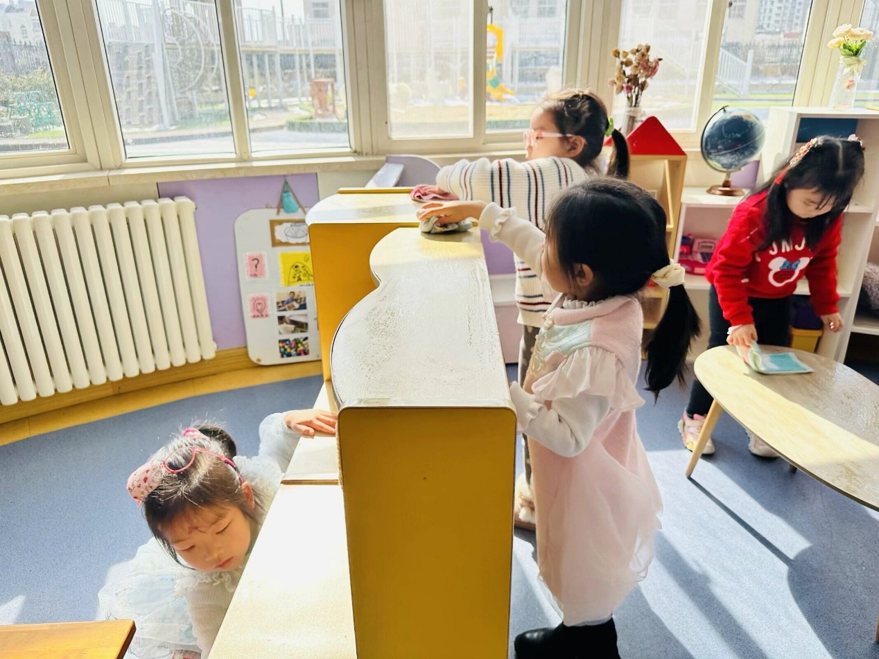 小孩们在桌子边中度可信度描述已自动生成