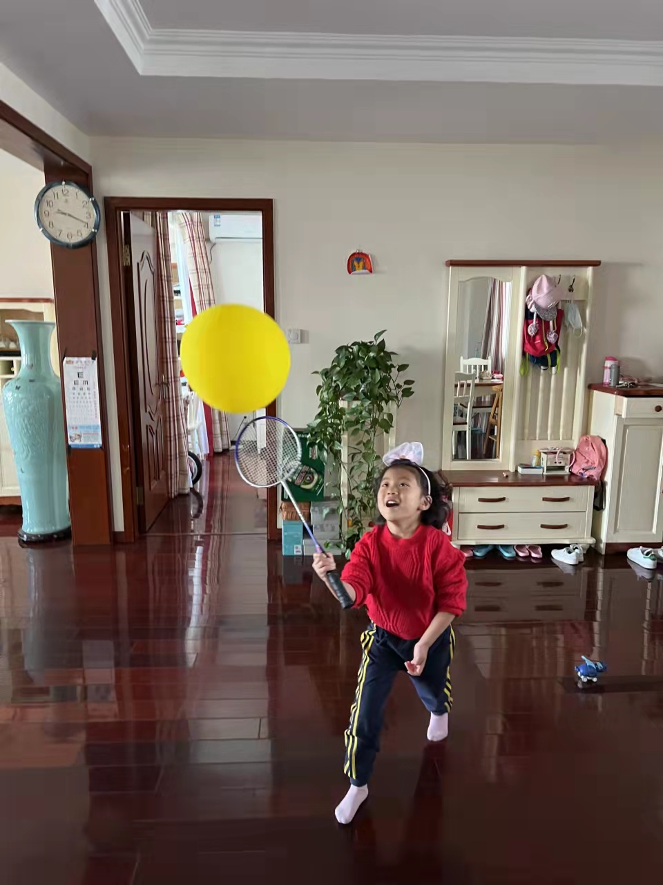 小孩站在地板上低可信度描述已自动生成