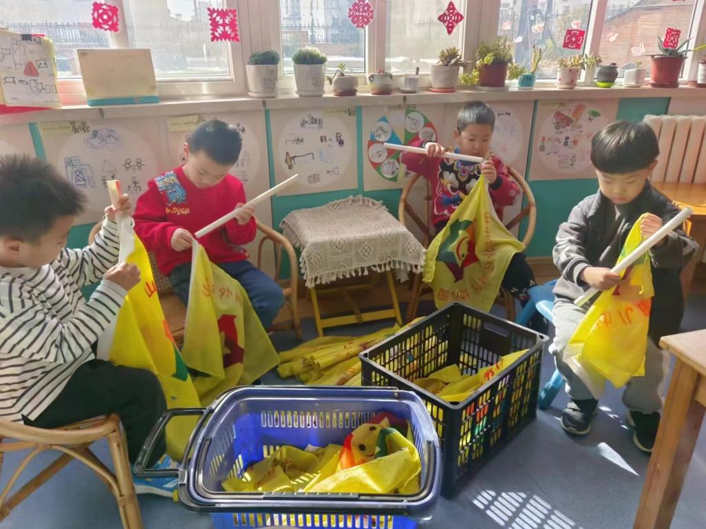 小孩们在桌子边中度可信度描述已自动生成