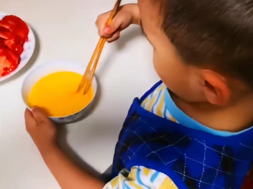 小孩手里拿着食物描述已自动生成