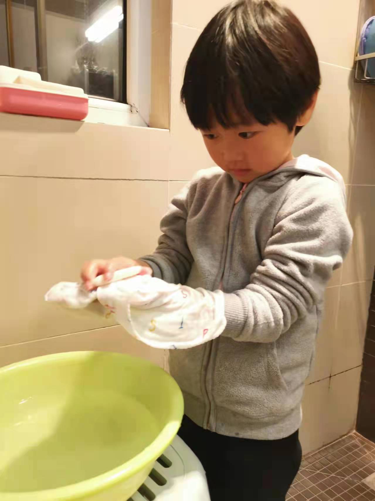 碗里的小孩描述已自动生成