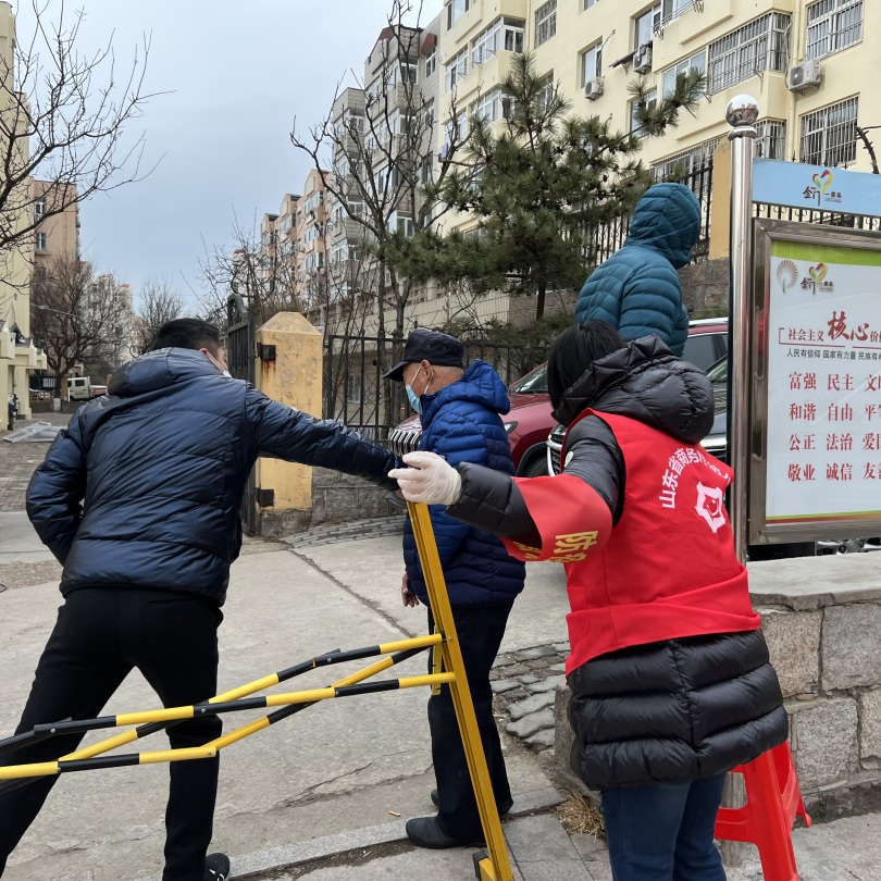 穿滑雪装备的人在街道上中度可信度描述已自动生成 穿滑雪装备的人在街道上中度可信度描述已自动生成