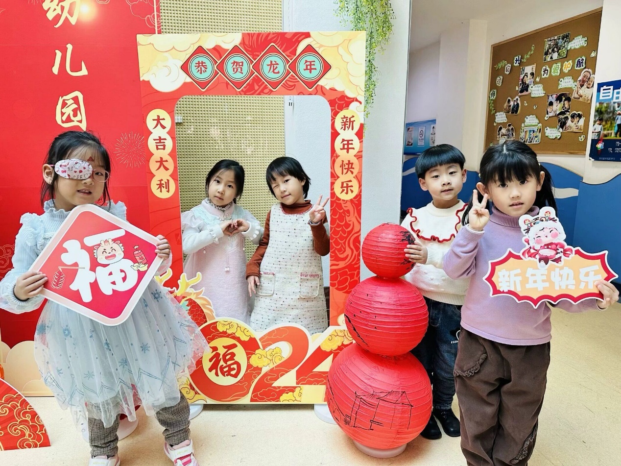 小孩们站在一起低可信度描述已自动生成