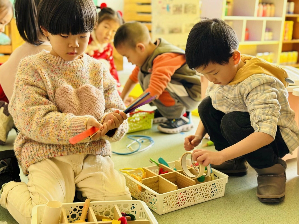 小孩们在桌子边中度可信度描述已自动生成