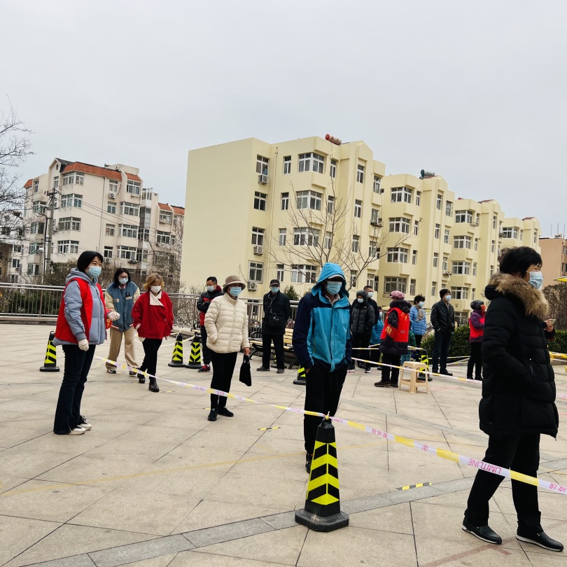 一群人在街道上走描述已自动生成 一群人在街道上走描述已自动生成