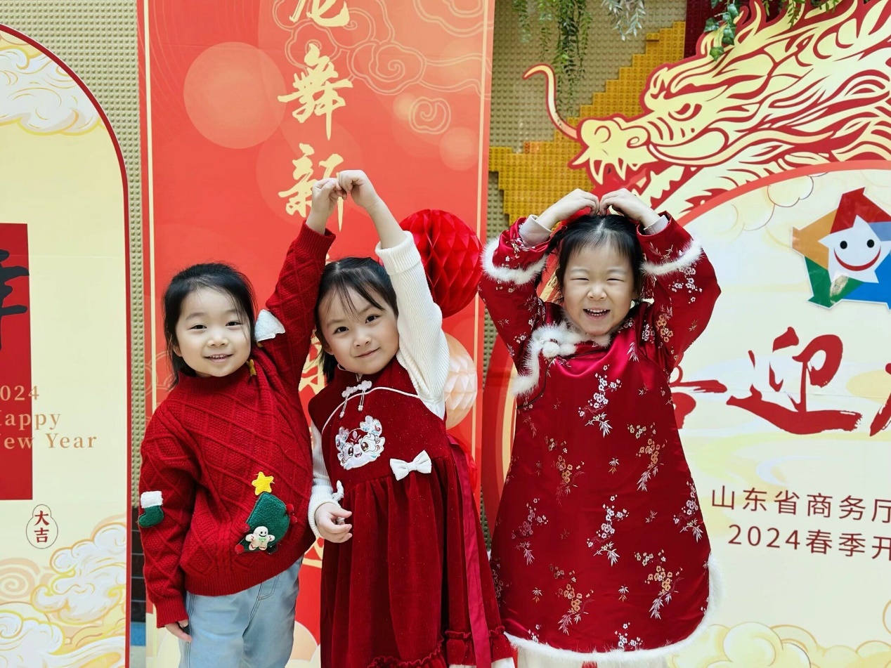 图片包含 站, 照片, 对着, 滑雪描述已自动生成