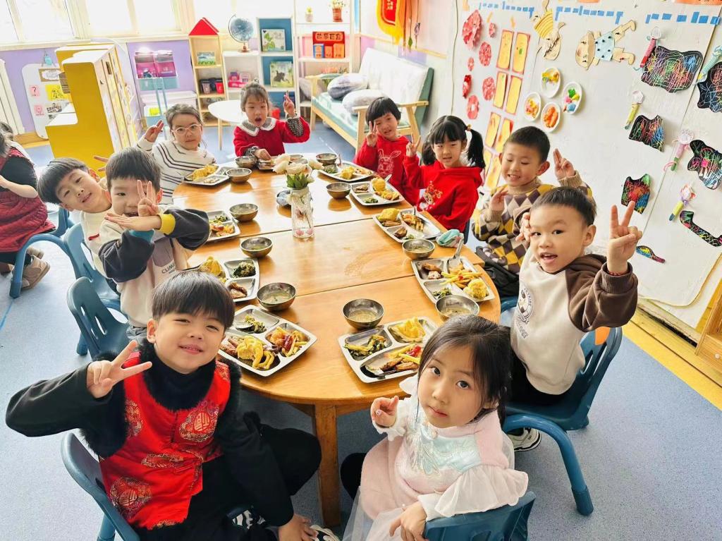 小孩们站在一起中度可信度描述已自动生成