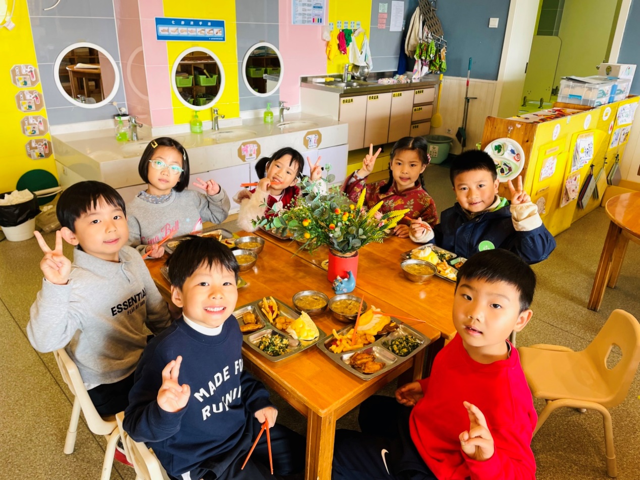 小孩们在吃东西描述已自动生成