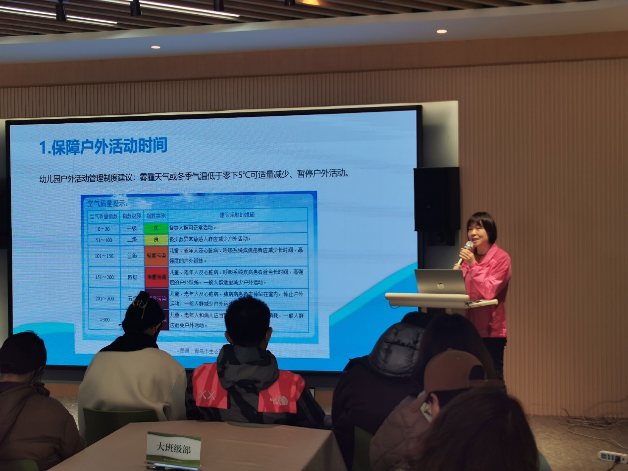 一群人站在屏幕前描述已自动生成