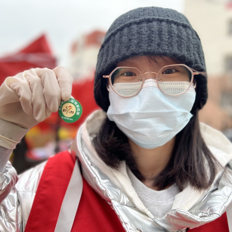 人的脸被修图上了帽子和墨镜低可信度描述已自动生成 人的脸被修图上了帽子和墨镜低可信度描述已自动生成
