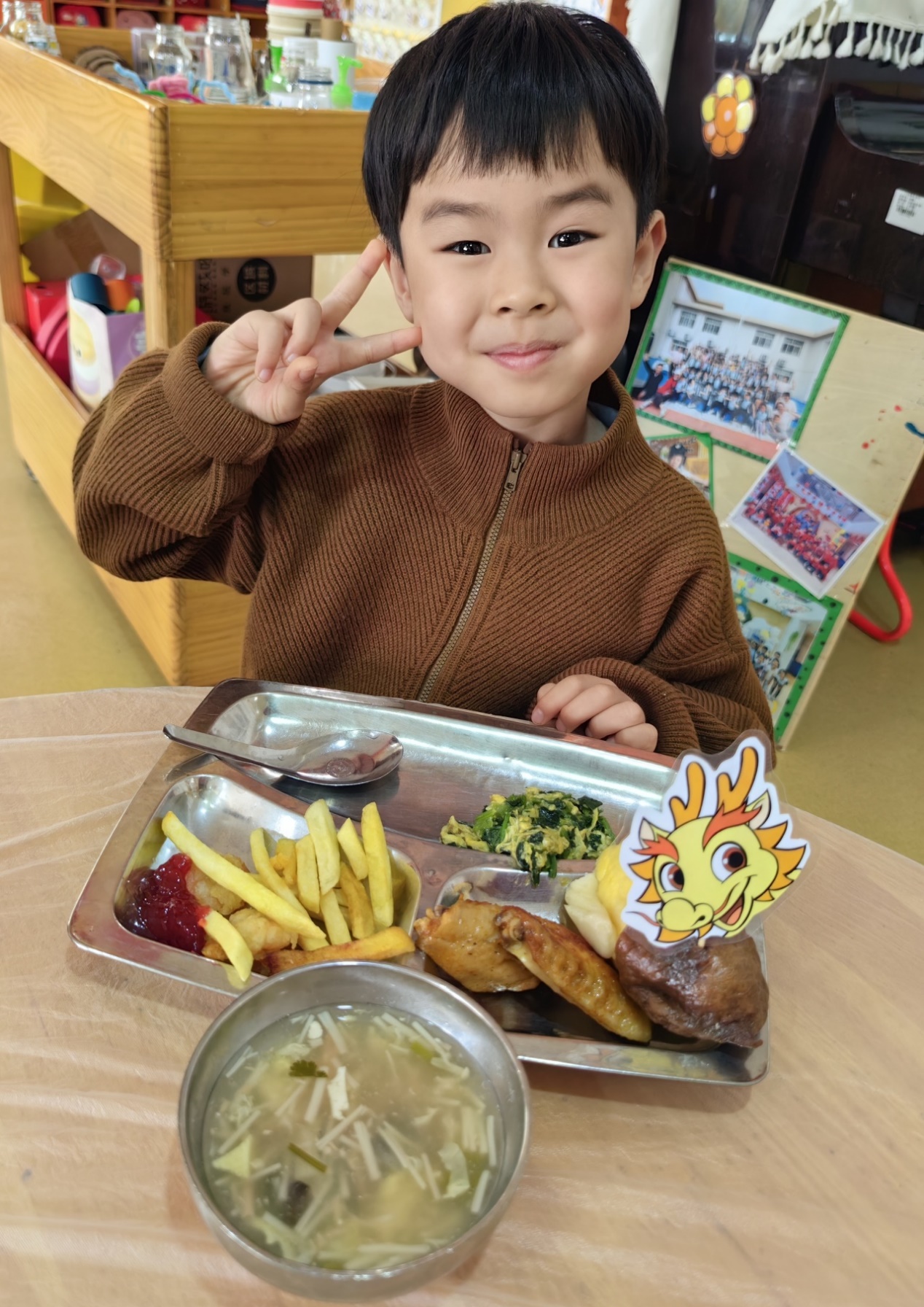 小孩们在吃东西描述已自动生成
