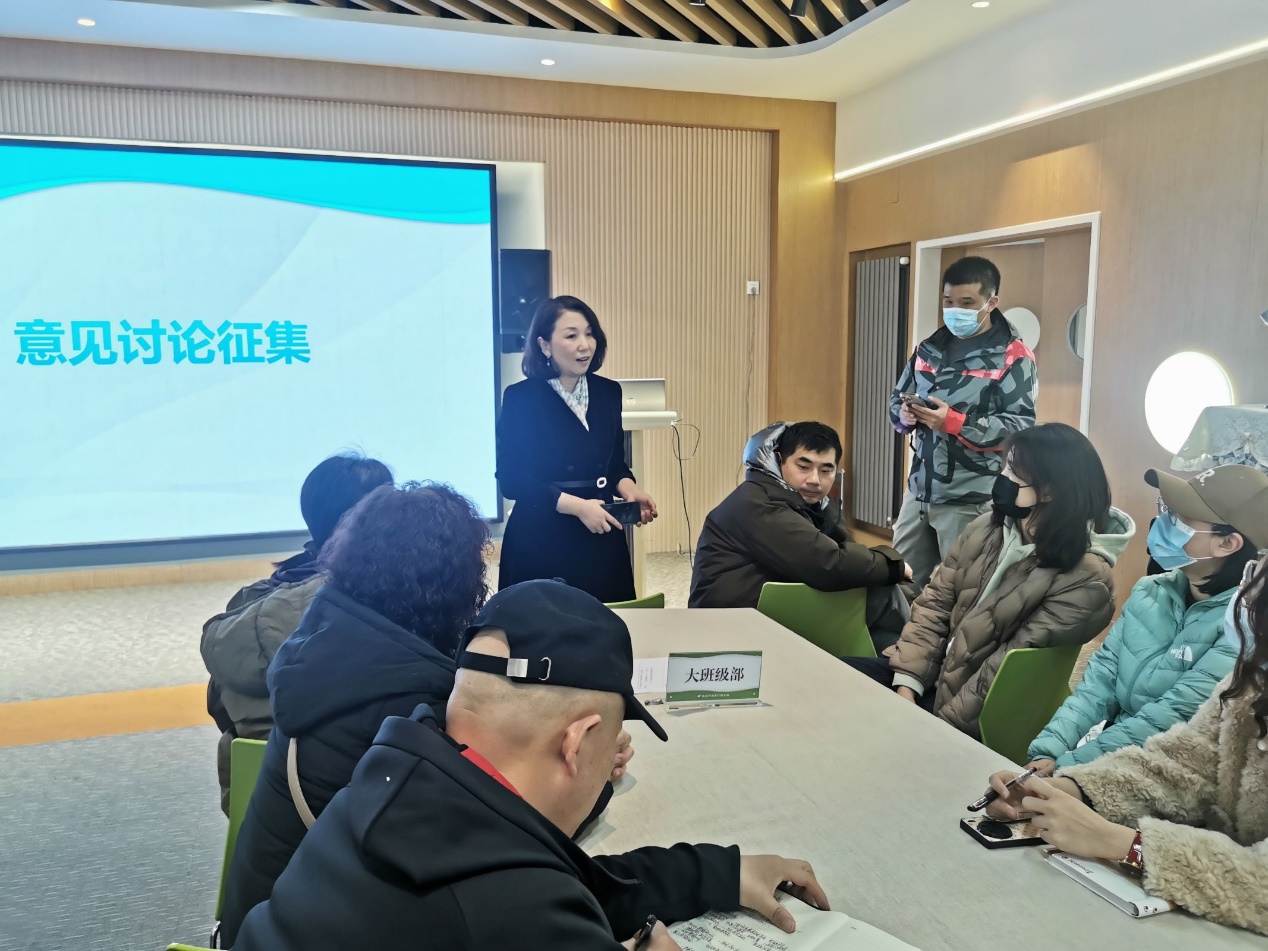 一群人在房间里描述已自动生成