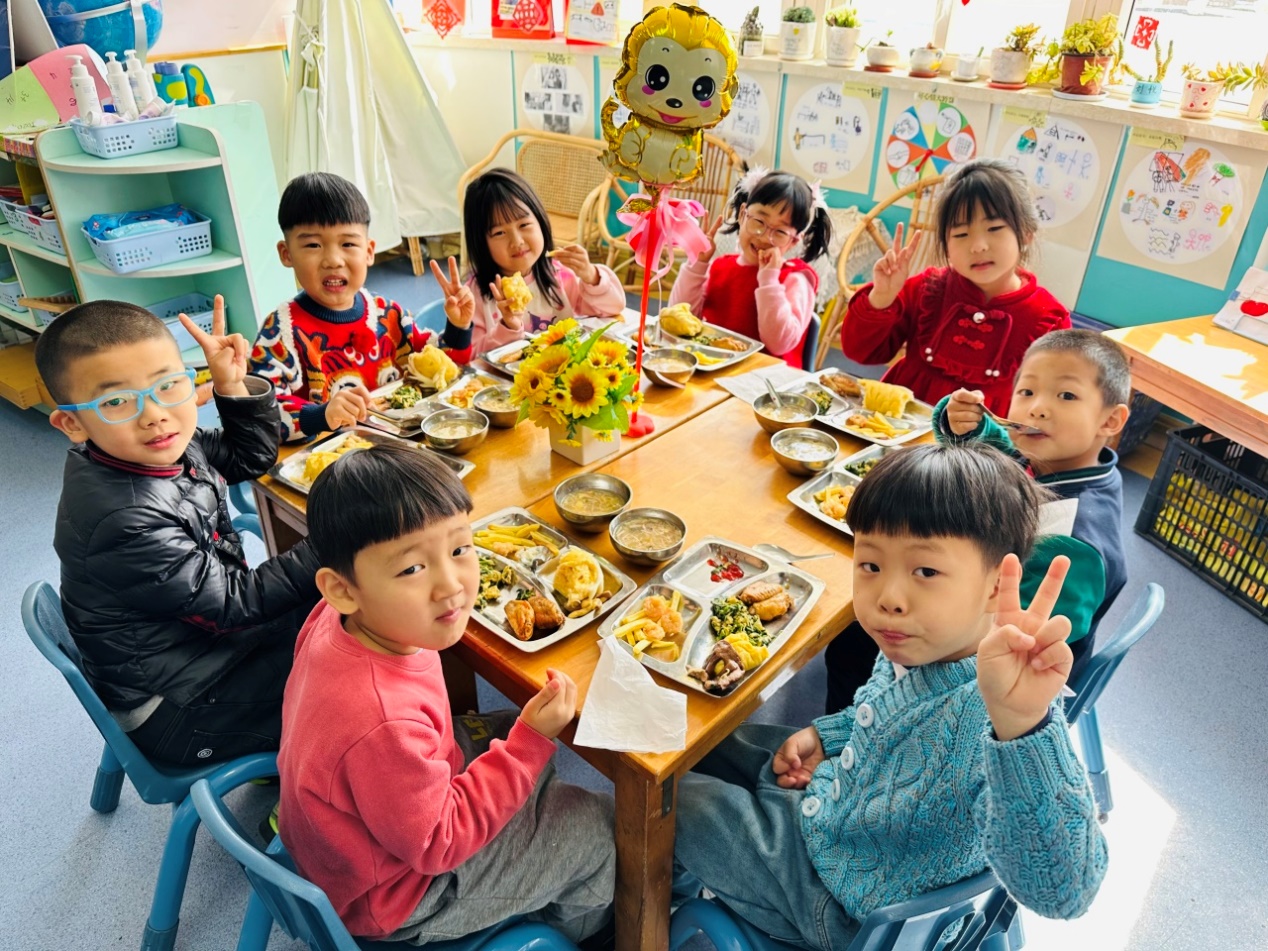 桌子前吃东西的小孩描述已自动生成