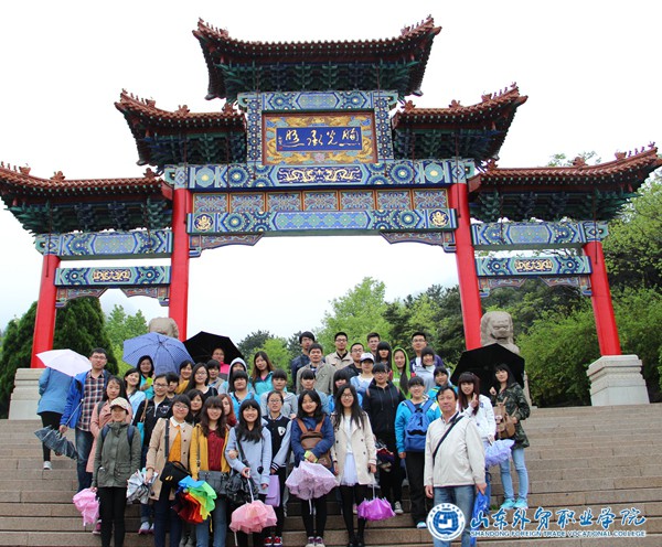 我院涉外旅游专业学生参加“青岛好导游”踏青活动.JPG 我院涉外旅游专业学生参加“青岛好导游”踏青活动.JPG