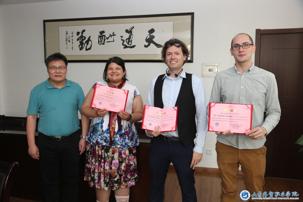 陈祥国处长与获奖外教合影.jpg